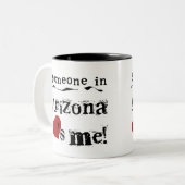 Iemand in Arizona houdt van mij Tweekleurige Koffiemok (Voorkant links)