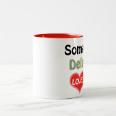 Iemand in Delaware houdt van me Tweekleurige Koffiemok (Center)