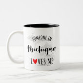 Iemand in Michigan houdt van mij als kaartenkoffie Tweekleurige Koffiemok (Links)