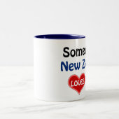 Iemand in Nieuw-Zeeland houdt van mij Tweekleurige Koffiemok (Center)