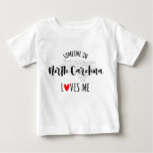 Iemand in North Carolina houdt van me Baby T shirt (Voorkant)