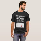 Iemand in Wichita houdt van mij Wichita Kansas T-s T-shirt (Voorkant volledig)