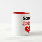 Iemand in Zwitserland houdt van mij Tweekleurige Koffiemok (Center)