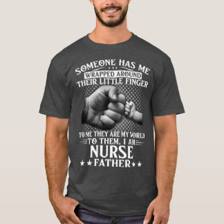 Iemand is om zijn vinger naar verpleegster gegaan. t-shirt