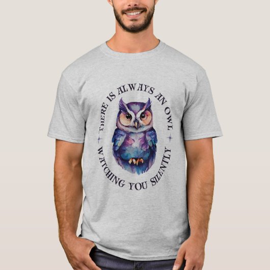 🦉 "Iemand kijkt altijd in stilte" T-shirt (Voorkant)