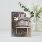 Iemand kijkt briefkaart (Staand voorkant)