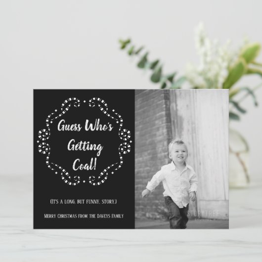 Iemand krijgt steenkool | Kerstvlakke Kaart (Staand voorkant)
