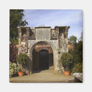 Ierland, de ommuurde tuin van Dromoland Castle Magneet