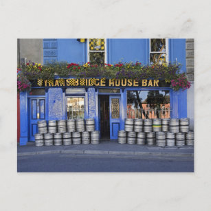 Ierland, Kilkenny. Buiten de pub met bier Briefkaart