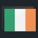 Ierland Nationale Vlag, Ierse standaard, Banner<br><div class="desc">De Ierse driekleur, een levendig tapijt van groen, wit en sinaasappel, is synoniem geworden met het Smaragdgroene Eiland. Deze eenvoudige maar krachtige vlag draagt in zijn plooien een rijke geschiedenis en een diepe symboliek. - A Rebellious Birth - The Tricolor werd voor het eerst bedacht in 1848 door Thomas Francis...</div>