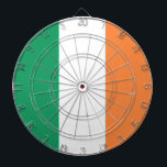 Ierland Nationale Vlag, Ierse standaard, Banner Dartbord<br><div class="desc">De Ierse driekleur, een levendig tapijt van groen, wit en sinaasappel, is synoniem geworden met het Smaragdgroene Eiland. Deze eenvoudige maar krachtige vlag draagt in zijn plooien een rijke geschiedenis en een diepe symboliek. - A Rebellious Birth - The Tricolor werd voor het eerst bedacht in 1848 door Thomas Francis...</div>