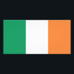 Ierland Nationale Vlag, Ierse standaard, Banner Foto Afdruk<br><div class="desc">De Ierse driekleur, een levendig tapijt van groen, wit en sinaasappel, is synoniem geworden met het Smaragdgroene Eiland. Deze eenvoudige maar krachtige vlag draagt in zijn plooien een rijke geschiedenis en een diepe symboliek. - A Rebellious Birth - The Tricolor werd voor het eerst bedacht in 1848 door Thomas Francis...</div>
