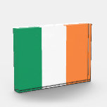 Ierland Nationale Vlag, Ierse standaard, Banner Fotoblokken<br><div class="desc">De Ierse driekleur, een levendig tapijt van groen, wit en sinaasappel, is synoniem geworden met het Smaragdgroene Eiland. Deze eenvoudige maar krachtige vlag draagt in zijn plooien een rijke geschiedenis en een diepe symboliek. - A Rebellious Birth - The Tricolor werd voor het eerst bedacht in 1848 door Thomas Francis...</div>