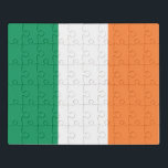 Ierland Nationale Vlag, Ierse standaard, Banner Puzzel<br><div class="desc">De Ierse driekleur, een levendig tapijt van groen, wit en sinaasappel, is synoniem geworden met het Smaragdgroene Eiland. Deze eenvoudige maar krachtige vlag draagt in zijn plooien een rijke geschiedenis en een diepe symboliek. - A Rebellious Birth - The Tricolor werd voor het eerst bedacht in 1848 door Thomas Francis...</div>
