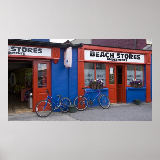 Ierland, Strandhill. Storefronten met fietsen Poster (Voorkant)