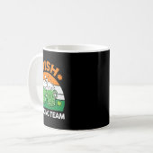 Iers drankteam drinkt St. Patrick's Day bier Koffiemok (Voorkant links)