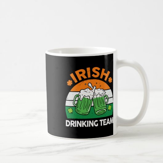 Iers drankteam drinkt St. Patrick's Day bier Koffiemok (Rechts)