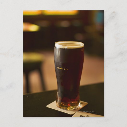Iers glas in pub briefkaart (Voorkant)