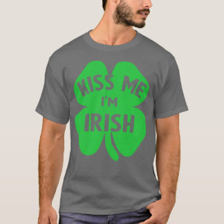 Iers kus me in het Iers T-shirt