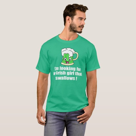 Iers meisje dat doorslikt t-shirt (Voorkant volledig)