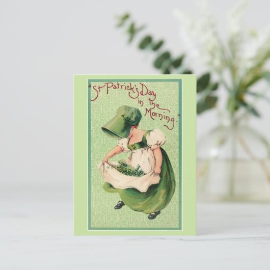  Iers meisje verzamelt Shamrocks Briefkaart (Staand voorkant)