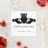 Ierse Claddagh Ring Eenvoudige Zwarte en Witte Tro Servet (Insitu)