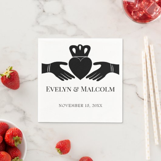 Ierse Claddagh Ring Eenvoudige Zwarte en Witte Tro Servet (Insitu)