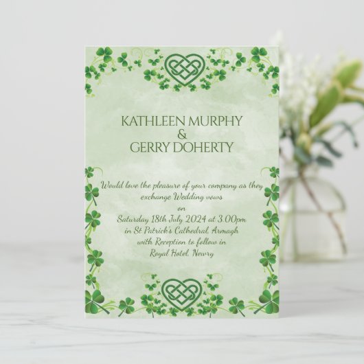 Ierse Claddagh Ring Shamrocks & Keltische Liefdesk Kaart (Staand voorkant)