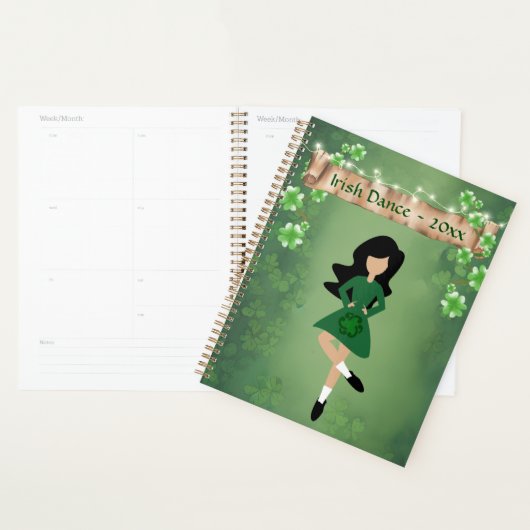 Ierse danser met Black Hair en Clovers Dance Planner (Display)