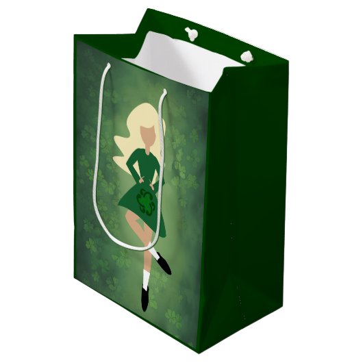 Ierse danser met blond haar | Green Clovers Dance Medium Cadeauzakje (Voorkant Gekanteld)