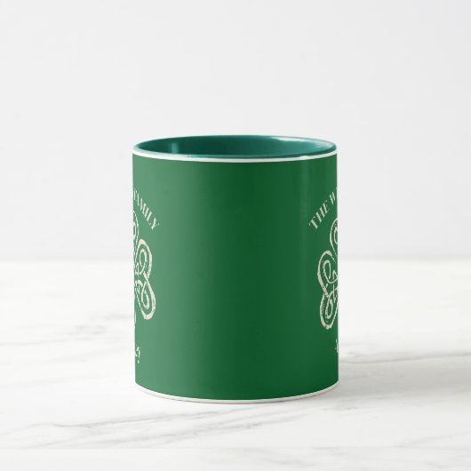 Ierse familienaam Keltisch Shamrock Custom Mok (Midden)