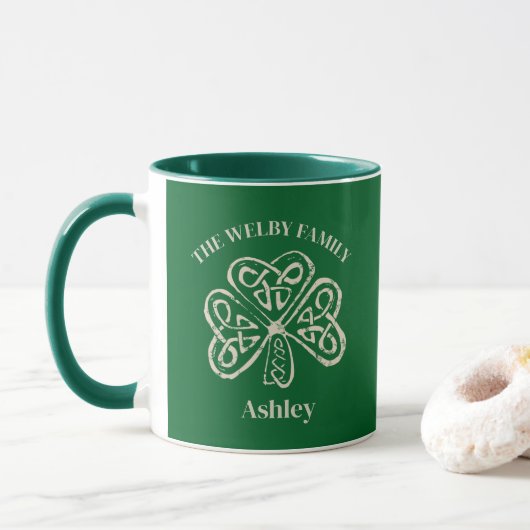 Ierse familienaam Keltisch Shamrock Custom Mok (Met donut)