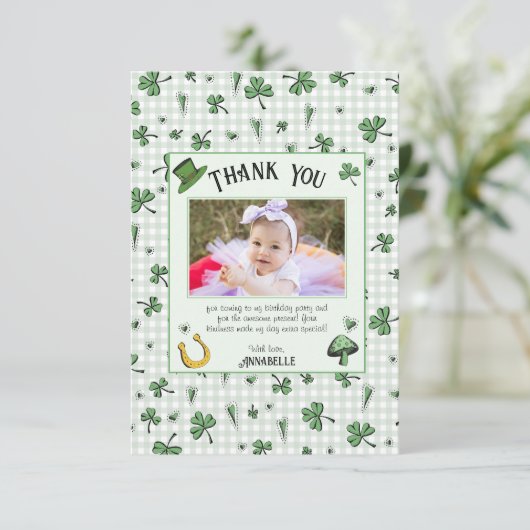 Ierse groene klavers en harten kinderverjaardag bedankkaart (Staand voorkant)