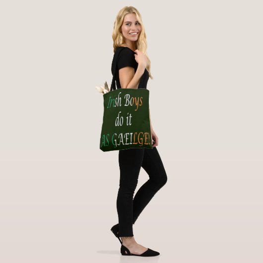 Ierse jongens doen het als Gaeilge Tote Bag (Op model)