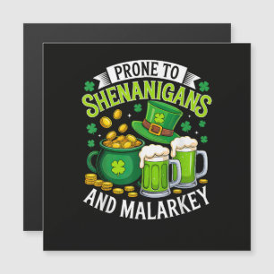 Ierse kabouter St. Patrick vat geneigd tot kattenk