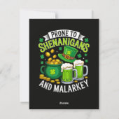 Ierse kabouter St. Patrick vatbaar voor kattenkwaa Feestdagenkaart (Achterkant)