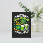 Ierse kabouter St. Patrick vatbaar voor kattenkwaa Feestdagenkaart (Staand voorkant)