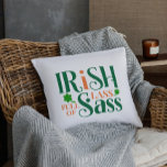 Ierse Lass vol met Sass Funny St Patrick's Day Kussen<br><div class="desc">Ierse les vol met Sass Funny St Patrick's Day. Als je een Ierse les vol sass? Dan is dit grappige St. Patrick's Day ontwerp perfect voor jou! Het enige wat draag om het land van de prechauns te vieren op St. Patrick's Day. Groen en sinaasappel.</div>
