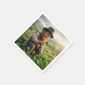 Ierse Leprechaun die een gouden munt bewondert Servet (Hoek)