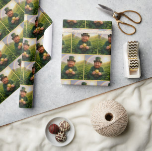 Ierse Leprechaun met gouden munt en regenboog Cadeaupapier