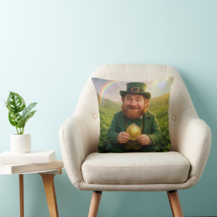 Ierse Leprechaun Met Gouden Munt en Regenboog Kussen