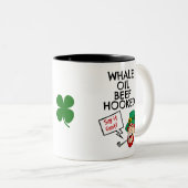 Ierse les: walvisoliesundvlees gekookt op Leprecha Tweekleurige Koffiemok (Voorkant rechts)