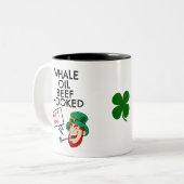 Ierse les: walvisoliesundvlees gekookt op Leprecha Tweekleurige Koffiemok (Voorkant links)