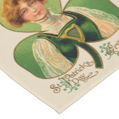 Ierse meid op St. Patrick's tafelkleed (Hoek)