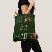 Ierse meisjes doen het als Gaeilge stunt Tote Bag (Dichtbij)