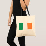 Ierse Nationale Vlag, Ierse standaard, Banner Tote Bag<br><div class="desc">De driekleur: een symbool van hoop en eenheid - De Ierse driekleur, een levendig tapijt van groen, wit en oranje, is synoniem geworden met het Smaragdland. Deze eenvoudige maar krachtige vlag heeft in zijn plooien een rijke geschiedenis en een diepe symboliek. - Een rebellieke geboorte - De driekleur werd voor...</div>