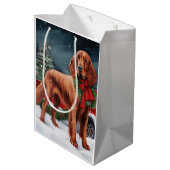 Ierse rode setter hond in sneeuw kerst medium cadeauzakje (Achterkant Gekanteld)