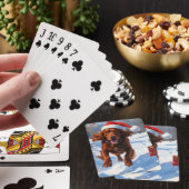 Ierse Rode Setter Rent door Sneeuw met Kerstmuts Pokerkaarten (Insitu)