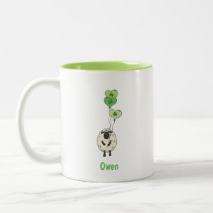 Ierse schattige schaap met shamrockballonnen tweekleurige koffiemok