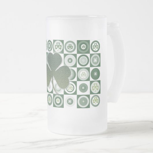 Ierse shamrocken, biersteins, mokken en bekertjes (Voorkant rechts)